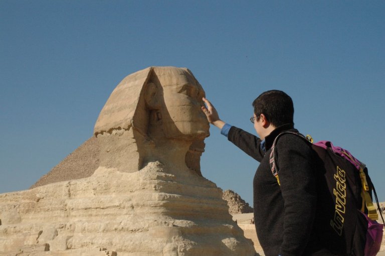 16 Incredible Forced Perspective Examples (+ Tips)